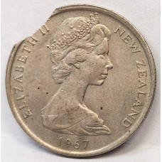 NEW ZEALAND 1967 . FIVE 5 CENTS COIN . ERROR . CLIPPED BITTEN EDGE